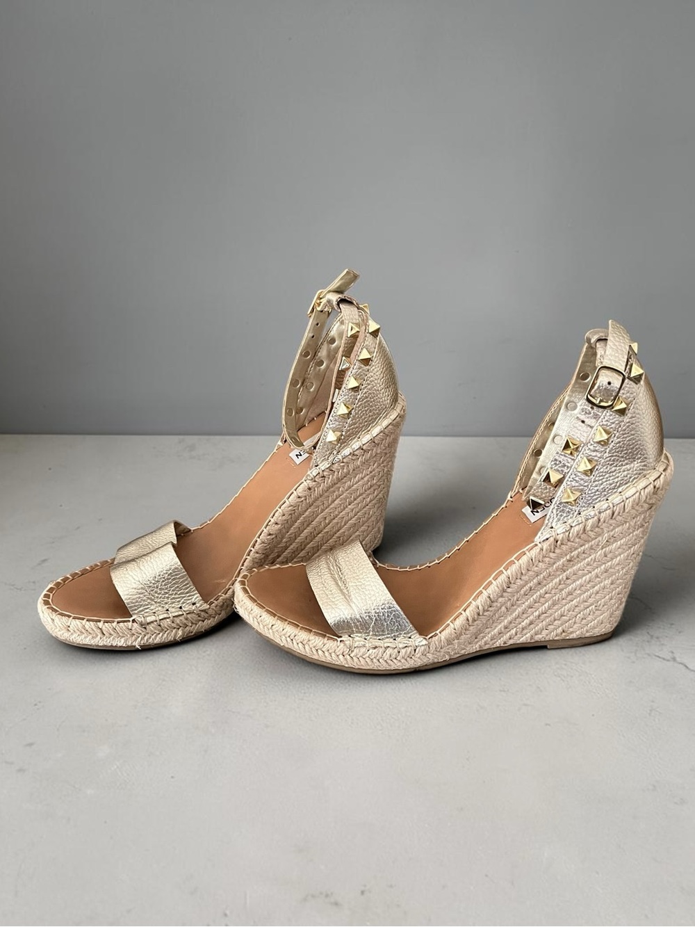 Steve Madden McKenna Gold Studded Espadrille Wedge Sandals Size 8